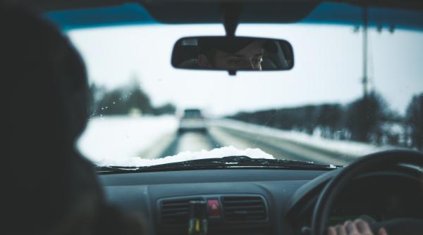 Șoferii sunt îndemnați să respecte regula celor 20 de secunde atunci când conduc în condiții de iarnă