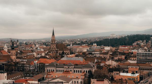 Un jurnalist de călătorie britanic dezvăluie experiența sa la Cluj: „Un oraș european înghețat în timp”