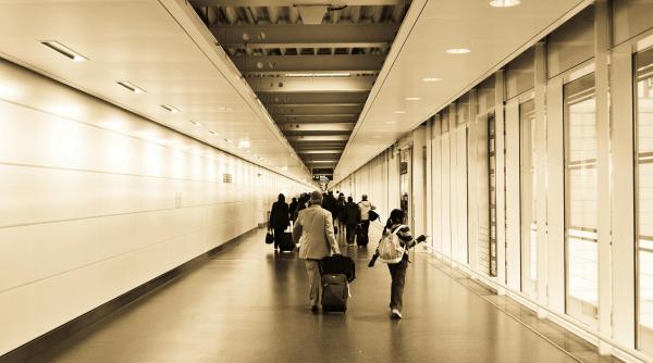 Un român a plătit aproape 3.000 de euro polițiștilor germani ca să scape de închisoare