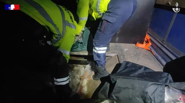 Probleme mari pentru un șofer român, în Franța: Droguri de 13 milione de euro, găsite în încărcătura TIR-ului cu care venea din Spania / VIDEO