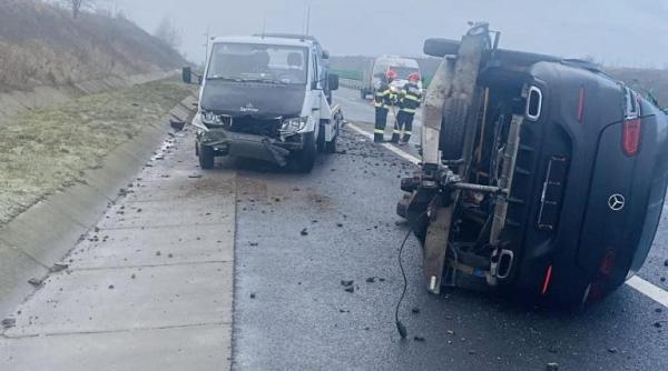 Trafic blocat pe autostrada A1, în vestul ţării: Platforma unei autoutilitare încărcate cu maşini s-a răsturnat