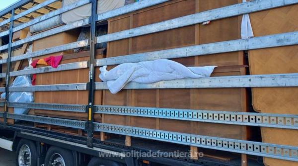 26 de tone de deşeuri venite din Suedia în două TIR-uri, blocate să intre în România în vama Nădalac