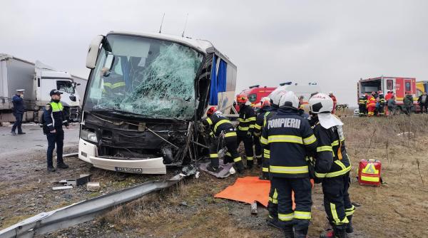 UPDATE. Accident grav între un autocar cu 18 muncitori români și un camion. A fost activat Planul Roșu de intervenție; 11 victime  / VIDEO