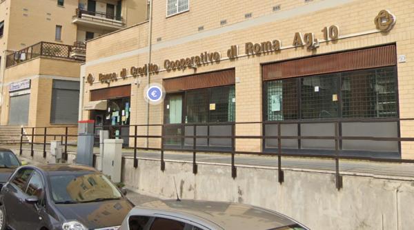 Jaf ca-n filme la o bancă din Roma. Hoții au intrat înarmați și au luat angajații ostatici