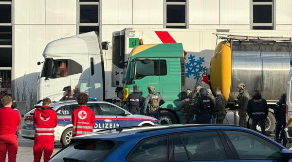 Operațiunea Cobra într-o parcare din Tirol: Un șofer român și-a provocat singur o rană de cuțit, după ce s-a certat cu o româncă. Amândoi au ajuns la spital