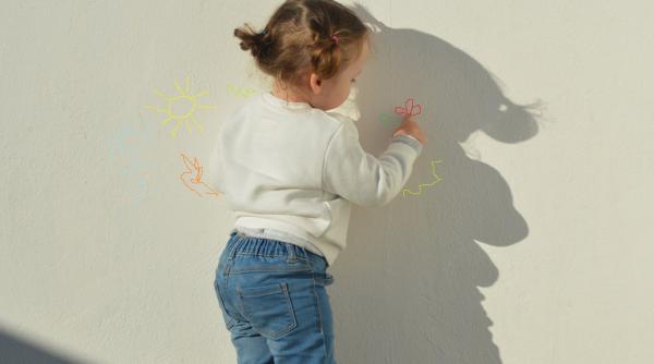 Trucuri eficiente pentru curățarea pereților mâzgăliți de cei mici
