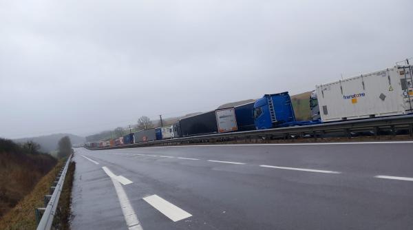 Agricultorii francezi blochează traficul în jurul Parisului. Șoferii români se avertizează între ei: „Verificați harta înainte“