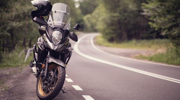 Neatenția autorităților costă. Un motociclist a primit daune de 120.000 de lei, de la Administrația Străzilor din București