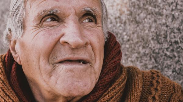 O nouă tactică de furt. Un bătrân a rămas fără economii după ce a „primit ajutoare de la biserică”