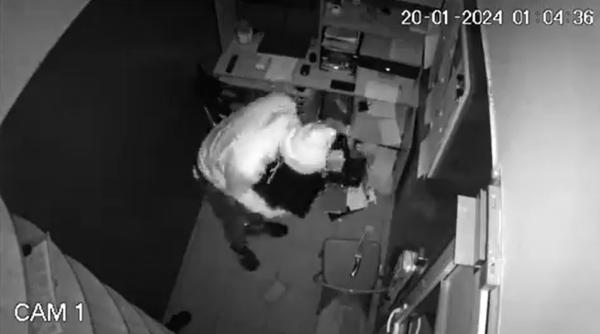 Un bărbat a furat seiful plin cu bani din restaurantul din Capitală unde lucrase: Polițiștii l-au prins pe aeroport, înainte să fugă din țară