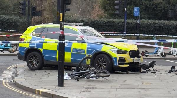 O mașină de poliție a lovit un pieton pe o stradă aglomerată în Londra, în timp ce urmărea un hoț