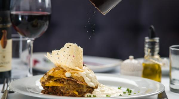 Un bărbat a fost arestat după ce a mâncat pe gratis de 127 de ori în diverse restaurante