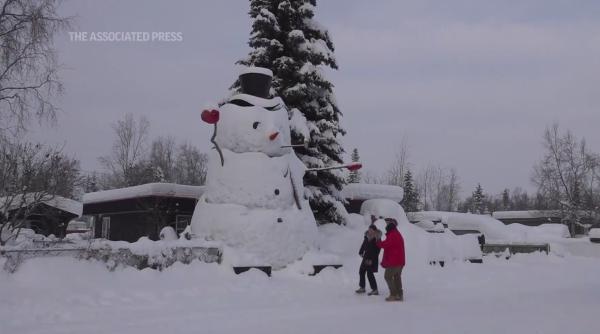 Record de ninsoare în Alaska: Stratul de zăpadă depăşeşte doi metri jumate. „Stăm în casă în mare parte a timpului”