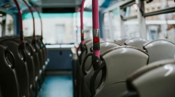 Gest impresionant din partea unui primar român: duce copiii la școală cu autobuzul, în lipsa şoferului prins beat la volan