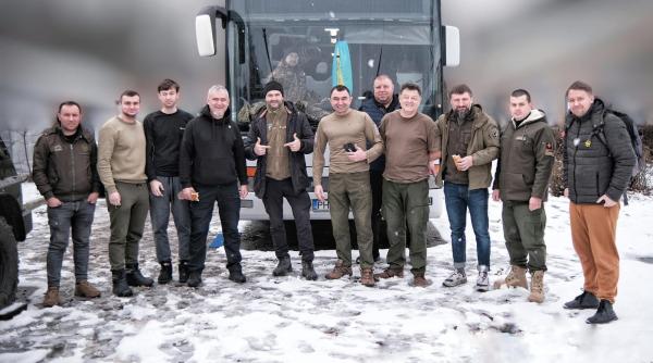 Un stomatolog român a transformat un autobuz în clinică mobilă. Merge pe front și oferă servicii gratuite militarilor 