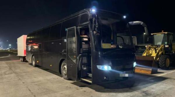 26 de români în drum spre Italia, blocați aproape de Nădlac: Șoferul de autocar, amendat cu 30.000 de le