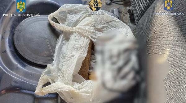 Aproape un kilogram de cocaină, „mirosit“ la Vama Giurgiu, în mașina unui român care venea din Bulgaria