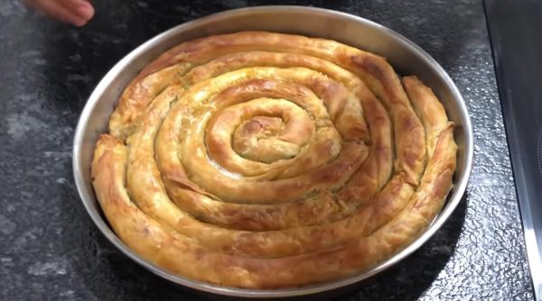 Rețeta autentică de plăcintă dobrogeană cu foi. Savurează gustul de odinioară