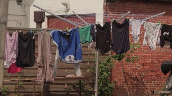 Aproape 100 de muncitori români din Olanda riscă să fie dați afară din locuințele oferite de patronul lor, după o dispută cu primăria