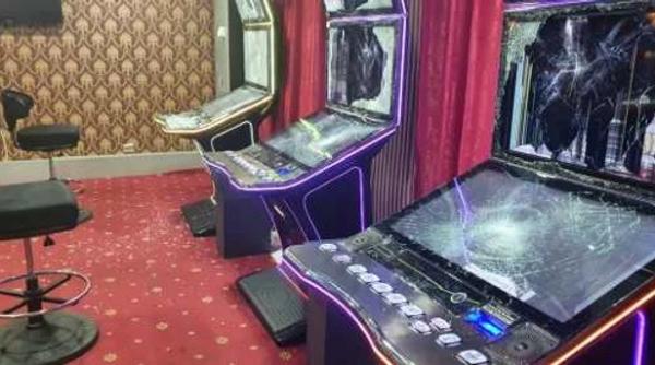 Un bărbat și-a adus copiii să spargă păcănelele dintr-un local, după ce a pierdut toți banii