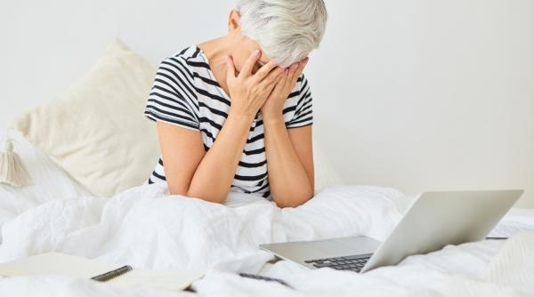 O bătrână din Alba a rămas fără 16.000 de lei în urma unui sms. Cum a fost înșelată femeia 