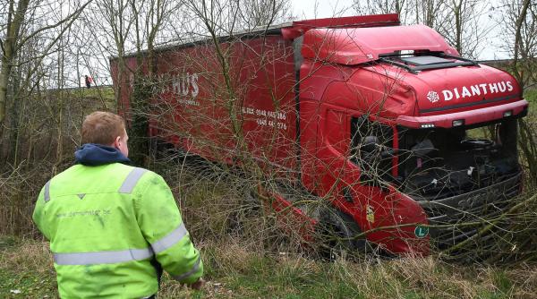 Un șofer român a scăpat ca prin minune, după un accident spectaculos cu TIR-ul, în Belgia / FOTO