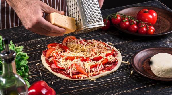 Cea mai simplă și delicioasă rețetă de pizza de casă: Un răsfăț pentru toată familia