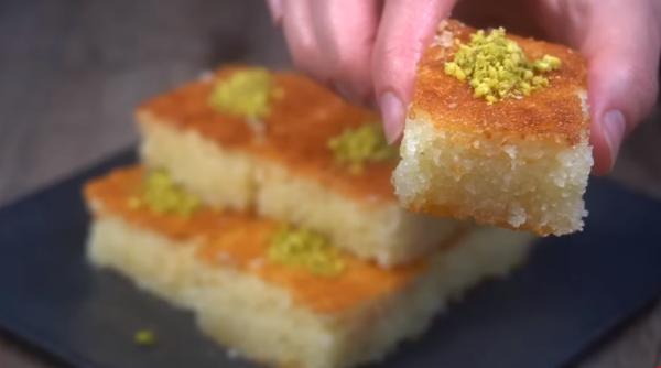 Basbousa, prăjitură din griș insiropată. Cum să faci o prăjitură aromată cu ingrediente pe care le ai deja în casă