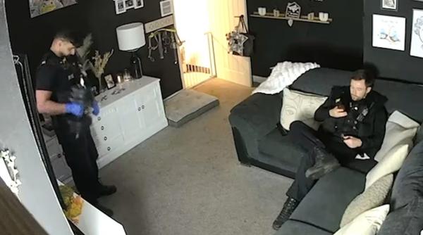 Doi polițiști chemați la domiciliul unei persoane dispărute s-au uitat la Netflix și au făcut exerciții cu gantere 