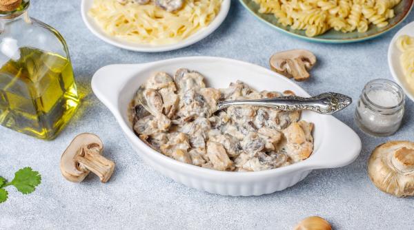 Piept de pui cu smântână și ciuperci: o rețetă simplă și delicioasă