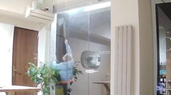 Un medic neurolog român a încercat să incendieze și să spargă o cafenea de lux din Capitală: Doctorul, filmat cu o macetă în mână, ar fi fost drogat și băut