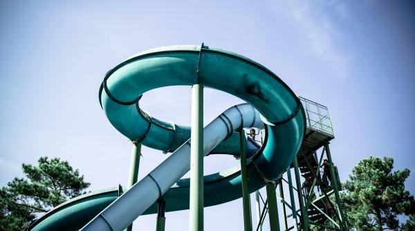 Incendiu puternic în cel mai mare parc de distracții din Suedia. Locuințele din apropiere au fost evacuate / VIDEO