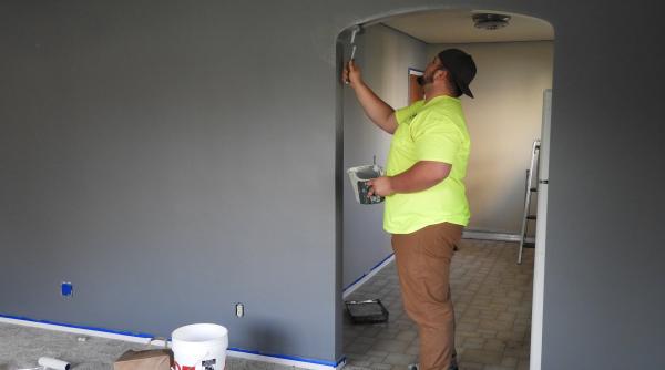 Câți bani trebuie să scoată un român din buzunar pentru renovarea unui apartament. „Atenție la meseriași, că vă ard la manoperă și materiale” 