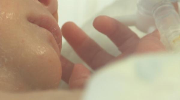 Doi bebeluși români, născuți în aceeași zi, încurcați la externare: Una dintre mame a luat acasă fetița altei femei, după o confuzie la Maternitatea Ploiești