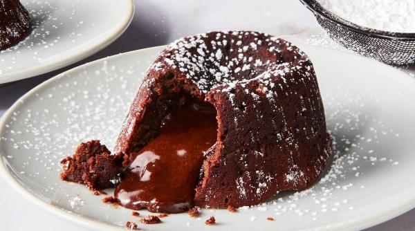 Arată-ți iubirea de Ziua Îndrăgostiților cu această rețetă ușoară de Lava Cake. Se prepară în doar 10 minute