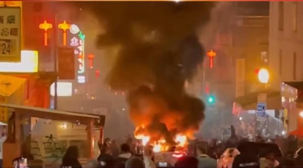 Taxi fără șofer, vandalizat și incendiat în cartierul Chinatown din San Francisco - VIDEO