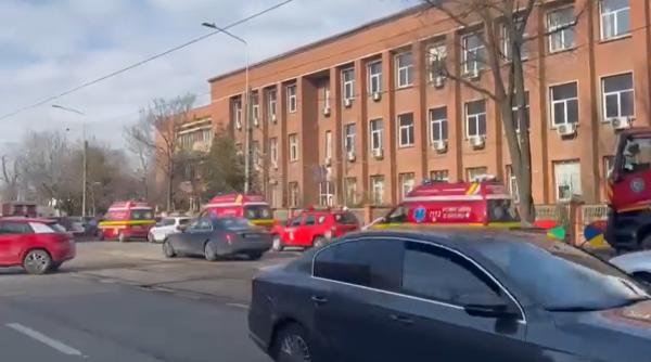 Un elev român a pulverizat cu spray paralizant într-un liceu din București: 25 elevi au ajuns la spital