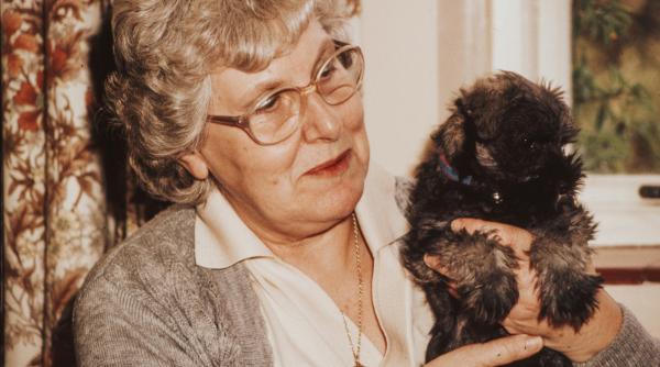 O bătrână din Italia i-a lăsat toată averea sa îngrijitoarei, cu o condiție: să aibă grijă de câinele ei după ce moare