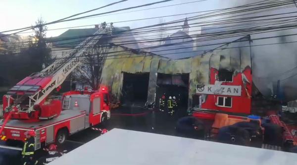 Incendiu devastator la o hală din Cluj joi dimineață: Pompierii au intervenit cu șase autospeciale