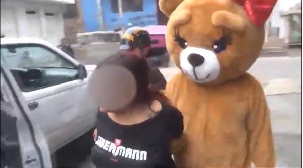 Un polițist deghizat într-un urs de pluș a arestat o traficantă de droguri chiar de Ziua Îndrăgostiților