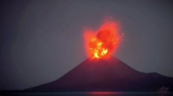 Erupție spectaculoasă la un vulcan din Japonia: Fumul s-a ridicat la 5 km înălțime VIDEO