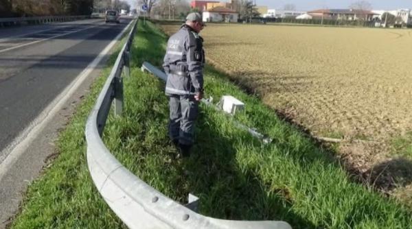Gruparea "Fleximan" lovește din nou: Justițiarii din Italia care taie radarele cu flexul au făcut o nouă "victimă"
