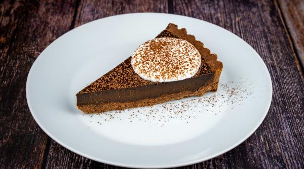 Tartă cu ciocolată și vișine: Gust divin după o singură mușcătură