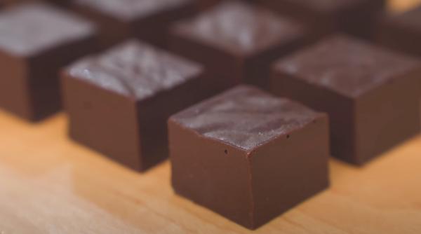 Rețetă de ciocolată de casă: Cum să prepari o delicatesă plină de arome în câțiva pași simpli