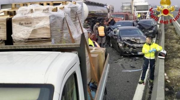 Accidente cu zeci de mașini pe autostrada A1 în Italia. Cel puțin 25 de răniți 