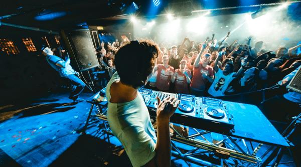 Cuplu de români, arestat după ce a furat geanta unei femei dintr-un club din Ibiza. Infractorii au scos 86.000 de euro de pe cardul victimei 