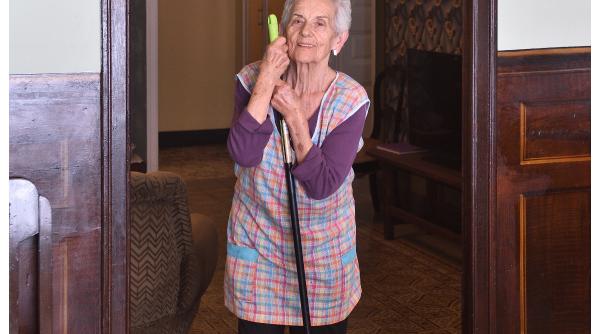 Femeie de serviciu, concediată pentru că a mâncat un sandwich rămas după o petrecere a unor avocați