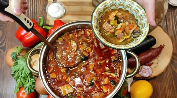 Rețetă Solyanka. Ciorbă rusească cu salam, anti mahmureală