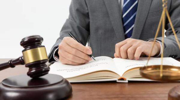 Un individ s-a strecurat din greșeală în patul soacrei și este acuzat de agresiune sexuală. Spune că a încurcat camerele