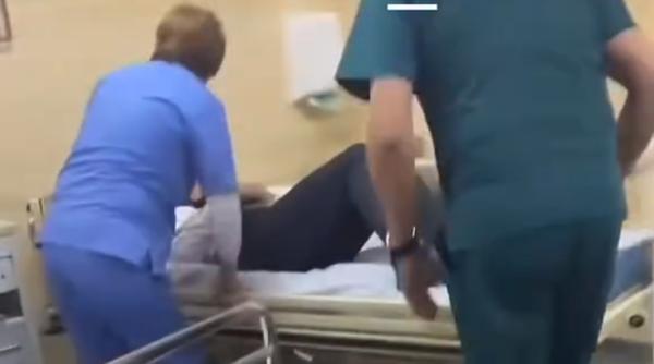 Brancardierul şi infirmiera filmaţi în timp ce umilesc un bătrân, la Spitalul Bârlad, au fost dați afară